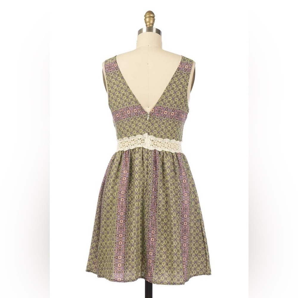 Everly Julia Lace Waist Skater Dress Floral Lace Green and Purple size Medium - Picture 13 of 15